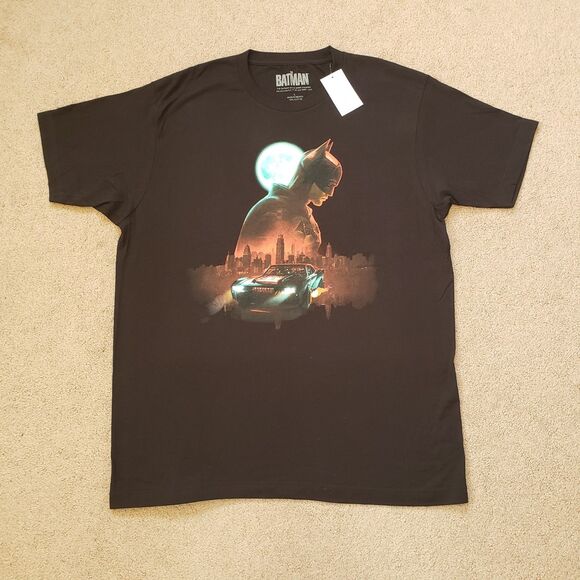 2022 The Batman Sz Large Mens Black Batmobile NWT T-Shirt Moon Gotham DC Comics - Picture 2 of 5